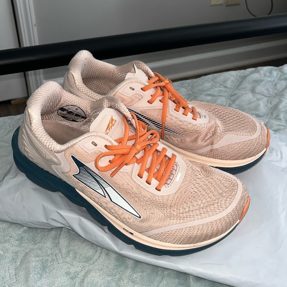 Altra Ego Max size 8.5 barely worn!